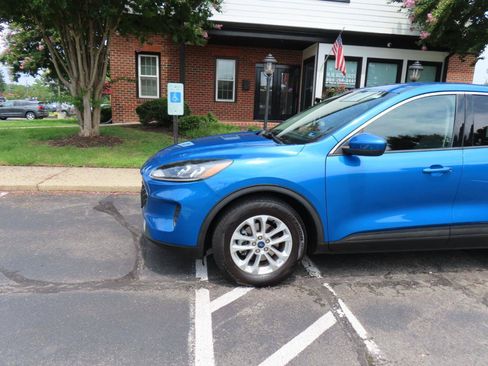 Used 2020 Ford Escape SE FWD image 2
