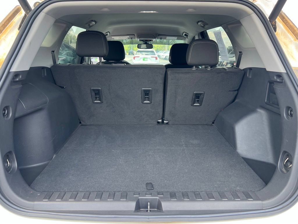 Used 2023 GMC Terrain SLE w/ Driver Convenience Package FWD image 8