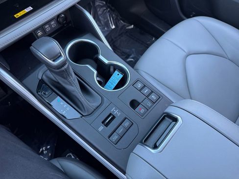 Used 2023 Toyota Highlander XLE AWD/4WD image 22