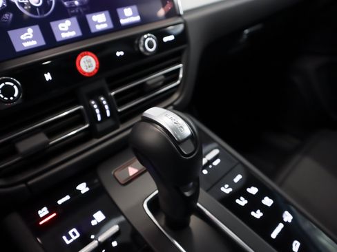 Certified 2026 Porsche Macan AWD/4WD image 17