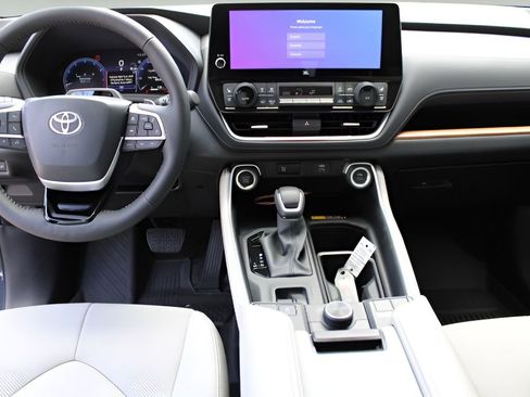 Certified 2026 Toyota Grand Highlander Platinum image 9