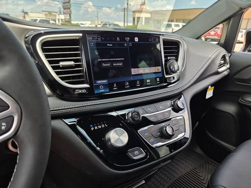Used 2026 Chrysler Pacifica Select FWD image 27