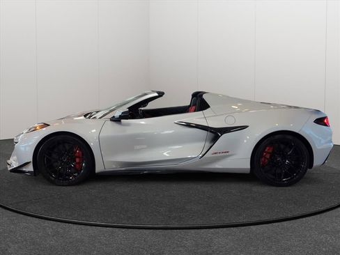 New 2026 Chevrolet Corvette Z06 w/ Z07 Performance Package RWD image 2