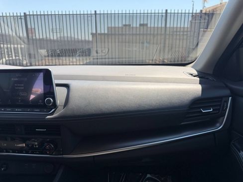 Used 2025 Nissan Rogue SV FWD image 37