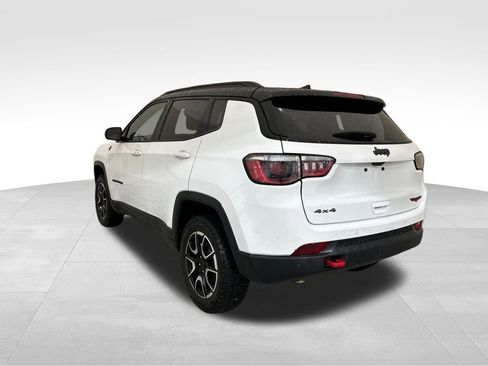 Used 2025 Jeep Compass Trailhawk AWD/4WD image 3
