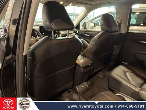 Used 2023 Toyota Highlander XLE AWD/4WD image 15