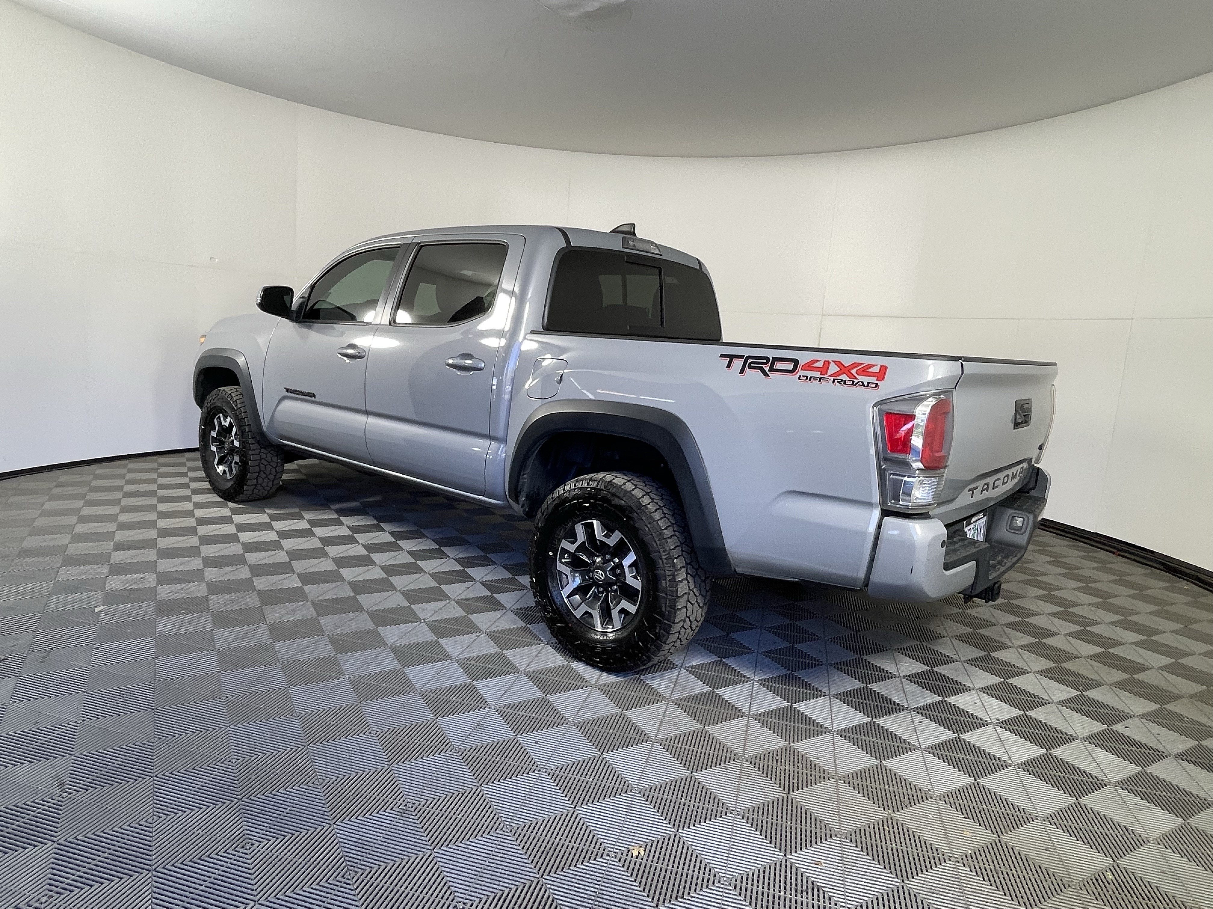 Used 2020 Toyota Tacoma TRD Off-Road w/ TRD Premium Off Road Package AWD/4WD image 3