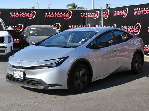 Used 2024 Toyota Prius LE FWD image 3