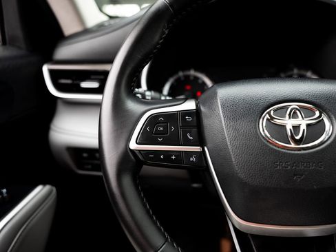 Used 2023 Toyota Highlander XLE AWD/4WD image 16