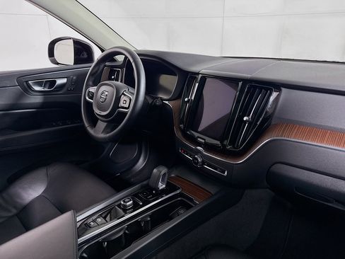 Used 2023 Volvo XC60 B5 Plus image 28