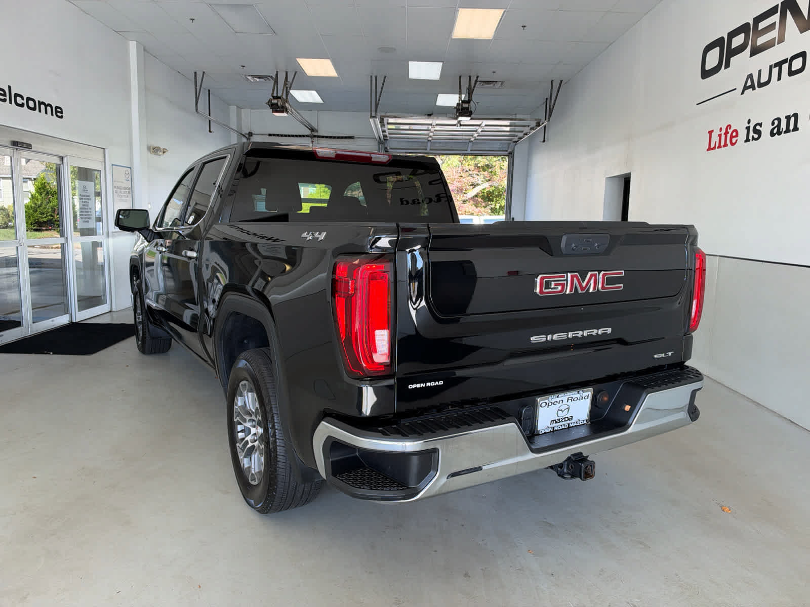 Used 2025 GMC Sierra 1500 SLT AWD/4WD image 3