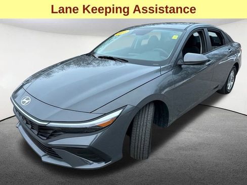 Used 2025 Hyundai Elantra SE image 5