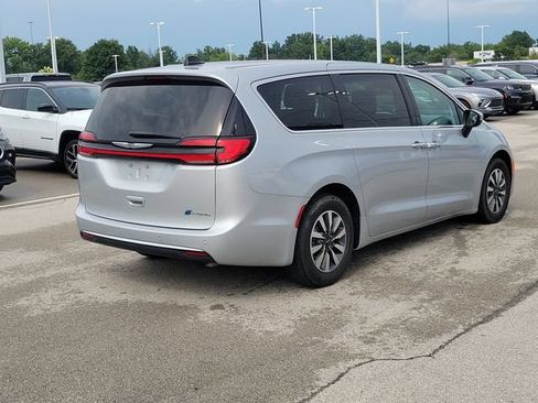 Used 2023 Chrysler Pacifica Touring-L FWD image 5