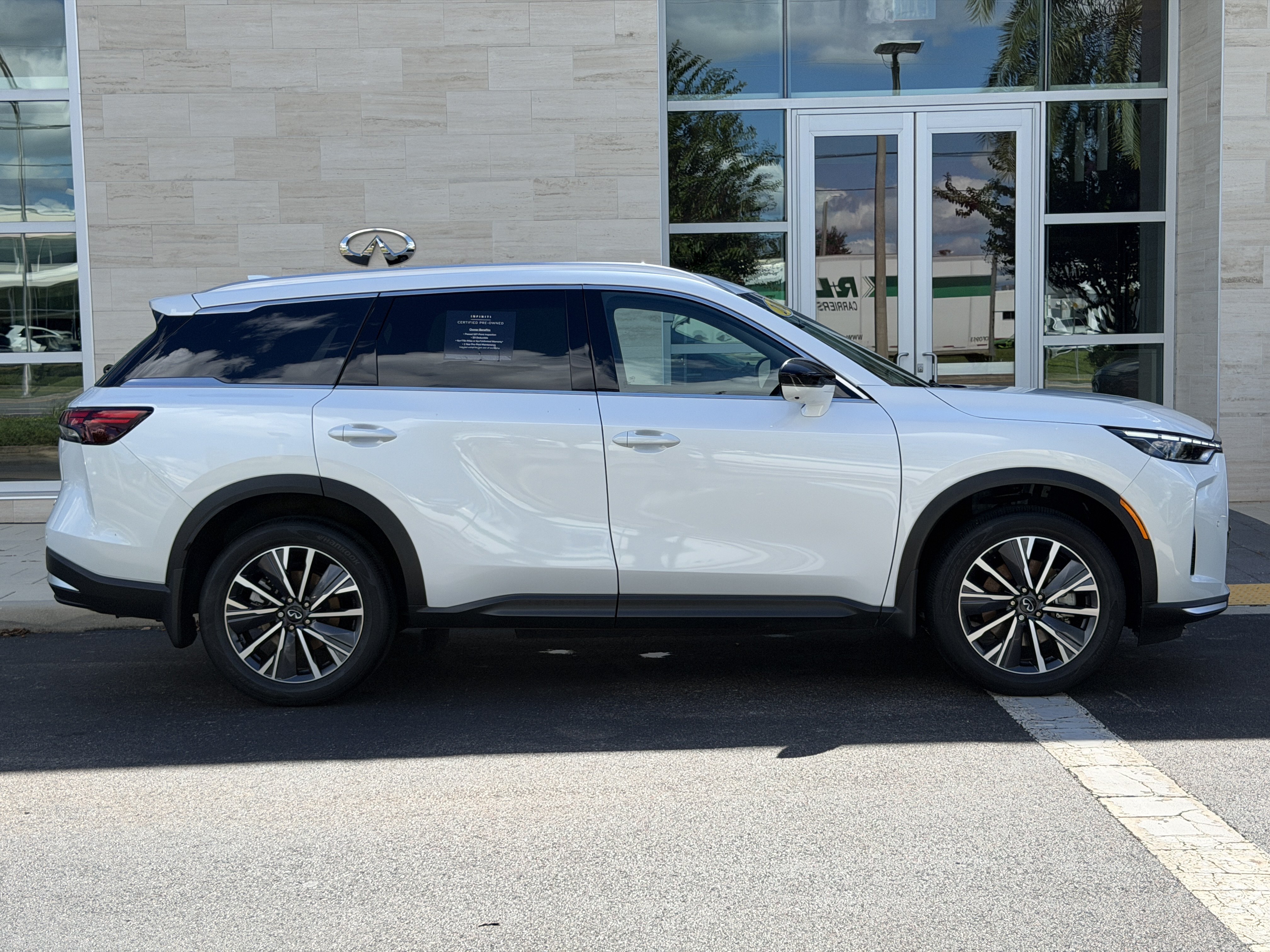 Certified 2027 INFINITI QX60 Luxe w/ Cargo Package FWD image 8