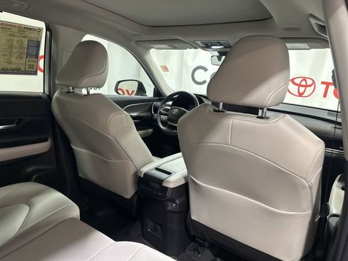 Used 2024 Toyota Grand Highlander XLE image 16