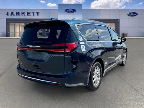 Used 2021 Chrysler Pacifica Touring-L FWD image 4