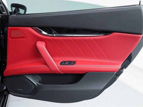 Used 2022 Maserati Quattroporte Modena image 14