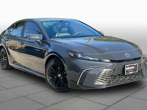Used 2025 Toyota Camry SE w/ Convenience Package FWD image 3