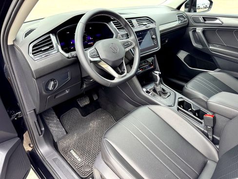Used 2022 Volkswagen Tiguan SE image 11
