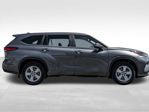 Used 2023 Toyota Highlander LE AWD/4WD image 8