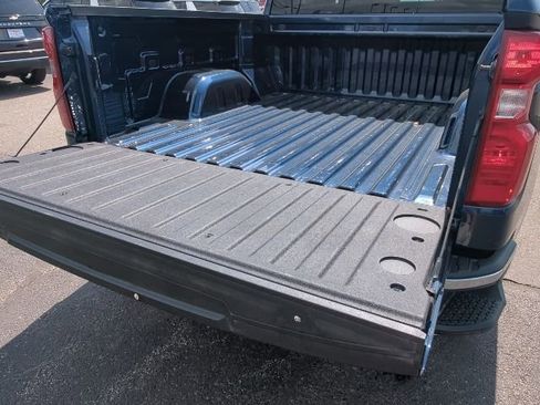 Used 2022 Chevrolet Silverado 1500 LT AWD/4WD image 30