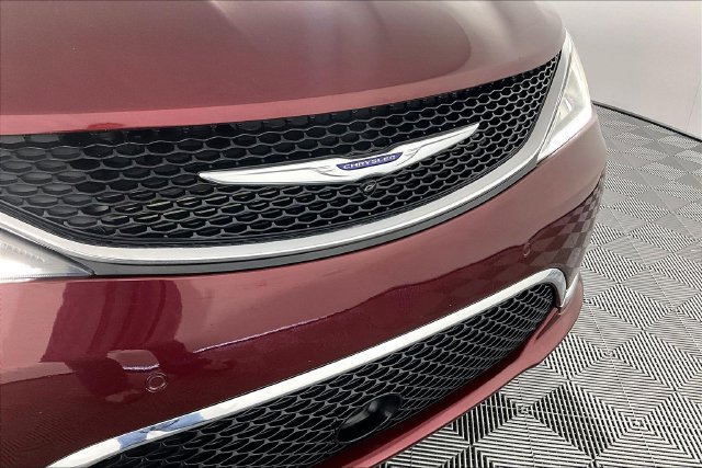 Used 2019 Chrysler Pacifica Limited w/ Tire & Wheel Group FWD image 33