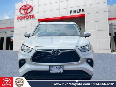 Used 2021 Toyota Highlander XLE AWD/4WD image 2