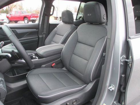 Certified 2025 Buick Enclave Sport Touring w/ Power Package image 18