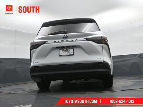 Used 2025 Toyota Sienna XLE FWD image 42