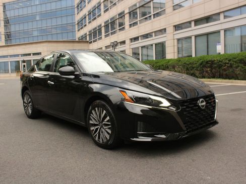 Used 2024 Nissan Altima 2.5 SV AWD/4WD image 1