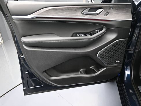 Used 2024 Jeep Grand Cherokee Overland w/ Luxury Tech Group IV image 13