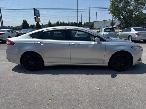Used 2016 Ford Fusion SE FWD image 4