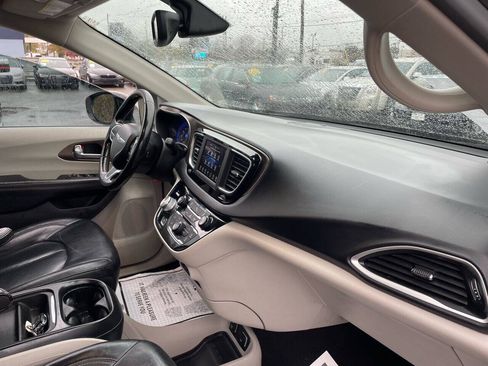 Used 2019 Chrysler Pacifica Touring-L FWD image 13