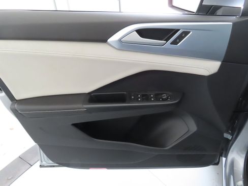 New 2025 Volkswagen Taos SE image 11