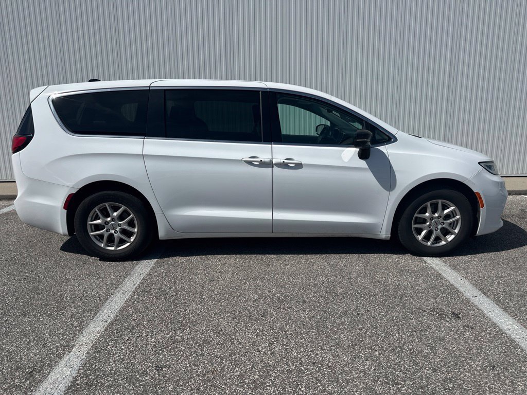 Used 2024 Chrysler Pacifica Touring-L FWD image 7