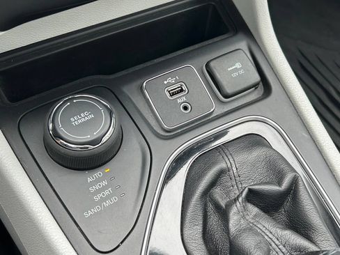 Used 2019 Jeep Cherokee Limited AWD/4WD image 26