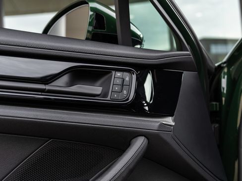 Used 2025 Porsche Panamera image 23
