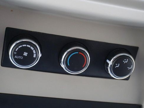 Used 2014 Chrysler Town & Country Touring FWD image 37