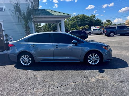 Used 2021 Toyota Corolla LE w/ LE Convenience Package FWD image 3