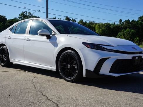 Used 2025 Toyota Camry SE FWD image 2