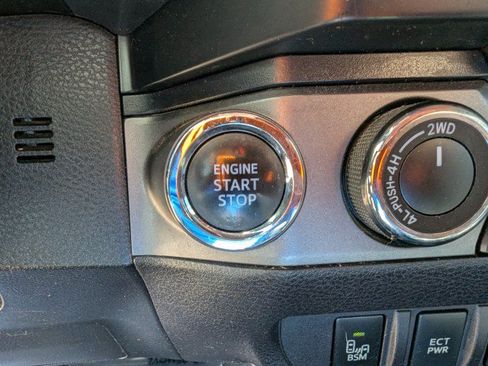 Used 2019 Toyota Tacoma TRD Off-Road w/ Technology Package AWD/4WD image 17