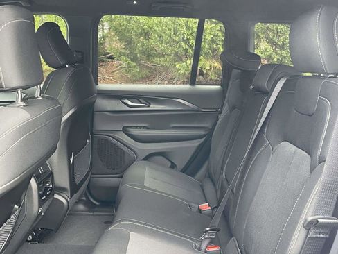 New 2025 Jeep Grand Cherokee Laredo w/ Luxury Tech Group I image 23