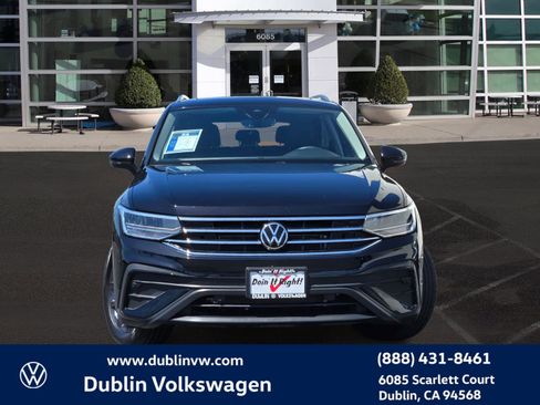 Used 2023 Volkswagen Tiguan SE w/ Panoramic Sunroof Package FWD image 2
