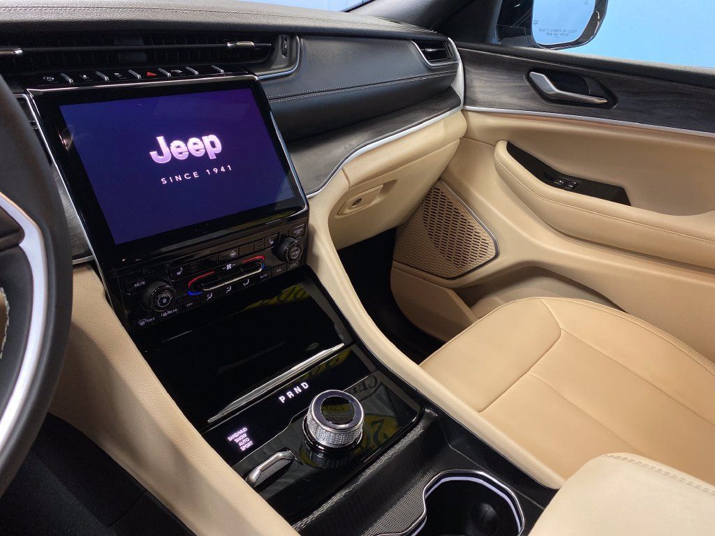 Certified 2025 Jeep Grand Cherokee L Limited w/ Black Appearance Package AWD/4WD image 15