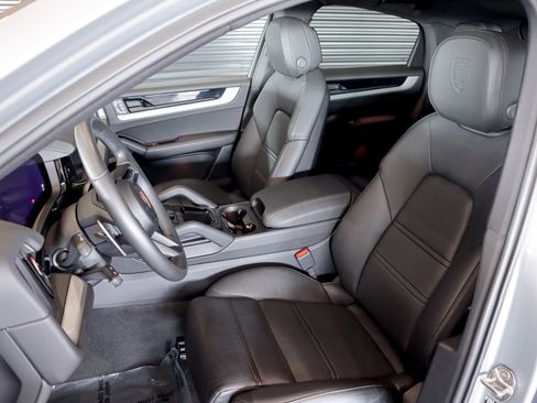 Certified 2025 Porsche Cayenne Coupe image 5