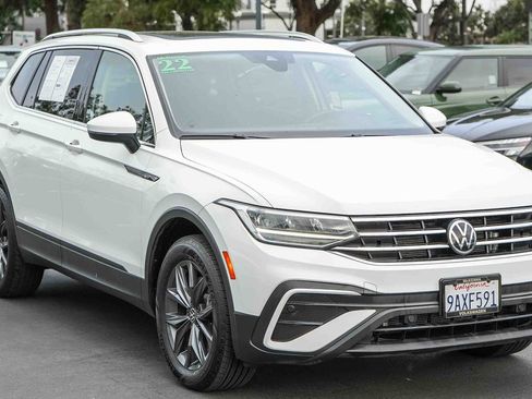 Used 2022 Volkswagen Tiguan SE w/ Panoramic Sunroof Package image 3