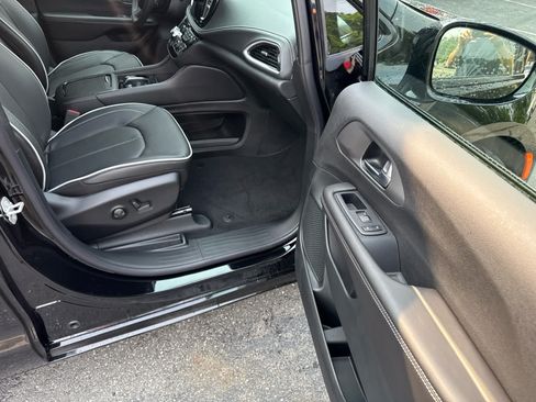 New 2027 Chrysler Pacifica Limited AWD/4WD image 14