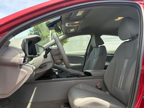 Used 2023 Hyundai Elantra SEL w/ Preferred Accessory Package FWD image 12