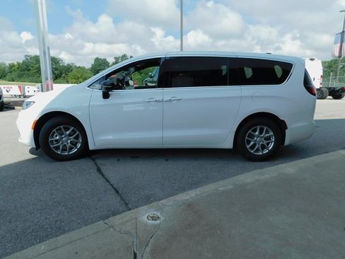 New 2026 Chrysler Pacifica Select image 6