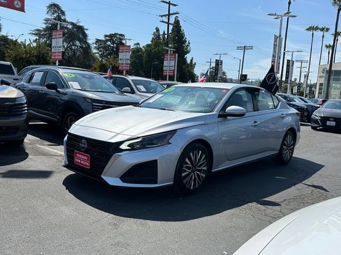 Used 2023 Nissan Altima 2.5 SV FWD image 2